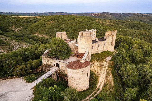 🇫🇷 Vous cherchez un cadre féerique et complètement atypique pour votre mariage? La saison 2026 est ouverte à la réservation! 🏰✨

🇬🇧 Looking for a unique and spectacular venue for your wedding? We are taking bookings for 2026 🏰🤩

📸 @ludovic_paillat
🏰 @chateauderoussillon
.
.
.
.
.
.
.
#drone #viewfromthesky #chateau #château #frenchchateau #chateaufort #occitanie  #chateaulife #laviedechateau #castle #mariagedanslelot #semarierdanslelot #frenchwedding  #destinationweddingfrance #weddingplannerfrance #frenchchateauwedding #getmarriedinfrance #lechâteaudemesrêves #lcdmr #lechateaudecharlieetjulien #cahors #igerslot #tourismelot #quercy #patrimoine #monumenthistorique