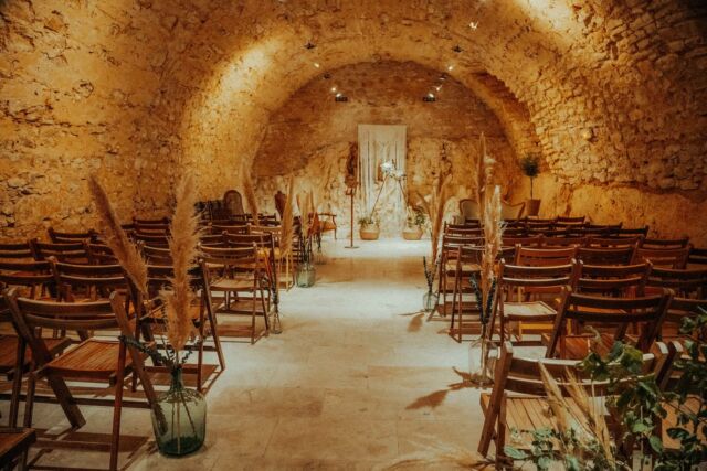 🇫🇷 Trop contents de pouvoir vous partager ces clichés de @hoopdesbois du fabuleux mariage de L&Y au @chateauderoussillon, un de nos premiers mariages de 2024 🤗 J’adore son style bohème et vintage, elle saisit la poésie de l’instant dans chaque image ✨
Toutes nos félicitations à L&Y, nous vous souhaitons plein de bonheur 💖

🇬🇧 Delighted to be able to share these beautiful shots by @hoopdesbois from one of our first weddings of 2024, L&Y’s special day at @chateauderoussillon 🤗 I love her vintage boho style, she really captures the poetry of the moment every time ✨
Huge congratulations to L&Y, wishing you a lifetime of happiness 💖

📸 @hoopdesbois
🏰 @chateauderoussillon
👰‍♀️ @louise.nicourt
🤵‍♂️ @yann.clch
💇‍♀️ @lacasacolor46
💄 @cecile_beaute_cahors
🍽️ @saveursetemotions
💐 @ayanafloraldesign

.
.
.
.
.
.
.
.
#realwedding #photographemariage #photographecahors #hoopdesbois #chateau #château #frenchchateau #chateaulife #laviedechateau #castle #wedding #weddingvenue #mariage #lieudemariage #mariagedanslelot #semarierdanslelot #frenchwedding  #destinationwedding #destinationweddingfrance #destinationwedding2026 #frenchchateauwedding #getmarriedinfrance #getmarriedinacastle #lechateaudemesreves #lcdmr #lechateaudecharlieetjulien