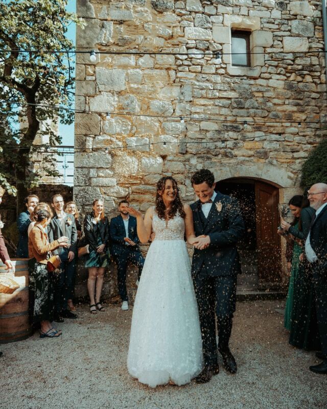 🇫🇷 Trop contents de pouvoir vous partager ces clichés de @hoopdesbois du fabuleux mariage de L&Y au @chateauderoussillon, un de nos premiers mariages de 2024 🤗 J’adore son style bohème et vintage, elle saisit la poésie de l’instant dans chaque image ✨
Toutes nos félicitations à L&Y, nous vous souhaitons plein de bonheur 💖

🇬🇧 Delighted to be able to share these beautiful shots by @hoopdesbois from one of our first weddings of 2024, L&Y’s special day at @chateauderoussillon 🤗 I love her vintage boho style, she really captures the poetry of the moment every time ✨
Huge congratulations to L&Y, wishing you a lifetime of happiness 💖

📸 @hoopdesbois
🏰 @chateauderoussillon
👰‍♀️ @louise.clech_ 
🤵‍♂️ @yann.clch
💇‍♀️ @lacasacolor46
💄 @cecile_beaute_cahors
🍽️ @saveursetemotions
💐 @ayanafloraldesign

.
.
.
.
.
.
.
.
#realwedding #photographemariage #photographecahors #hoopdesbois #chateau #château #frenchchateau #chateaulife #laviedechateau #castle #wedding #weddingvenue #mariage #lieudemariage #mariagedanslelot #semarierdanslelot #frenchwedding  #destinationwedding #destinationweddingfrance #destinationwedding2026 #frenchchateauwedding #getmarriedinfrance #getmarriedinacastle #lechateaudemesreves #lcdmr #lechateaudecharlieetjulien