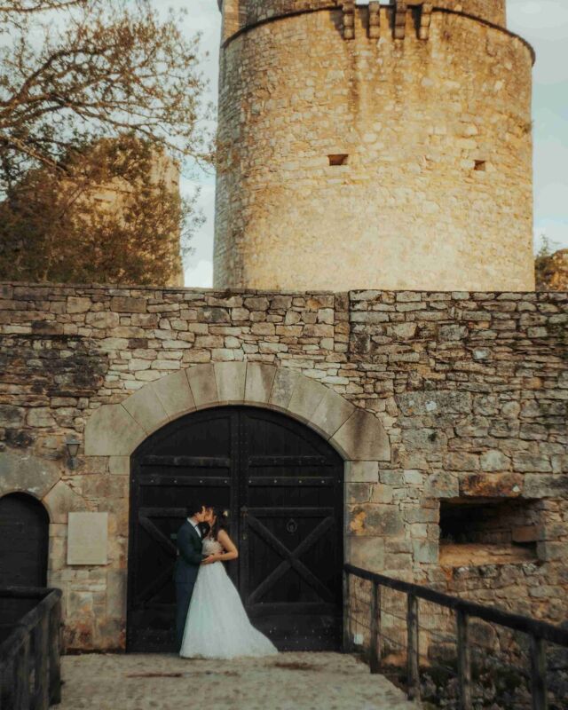 🇫🇷 Trop contents de pouvoir vous partager ces clichés de @hoopdesbois du fabuleux mariage de L&Y au @chateauderoussillon, un de nos premiers mariages de 2024 🤗 J’adore son style bohème et vintage, elle saisit la poésie de l’instant dans chaque image ✨
Toutes nos félicitations à L&Y, nous vous souhaitons plein de bonheur 💖

🇬🇧 Delighted to be able to share these beautiful shots by @hoopdesbois from one of our first weddings of 2024, L&Y’s special day at @chateauderoussillon 🤗 I love her vintage boho style, she really captures the poetry of the moment every time ✨
Huge congratulations to L&Y, wishing you a lifetime of happiness 💖

📸 @hoopdesbois
🏰 @chateauderoussillon
👰‍♀️ @louise.nicourt
🤵‍♂️ @yann.clch
💇‍♀️ @lacasacolor46
💄 @cecile_beaute_cahors
🍽️ @saveursetemotions
💐 @ayanafloraldesign

.
.
.
.
.
.
.
.
#realwedding #photographemariage #photographecahors #hoopdesbois #chateau #château #frenchchateau #chateaulife #laviedechateau #castle #wedding #weddingvenue #mariage #lieudemariage #mariagedanslelot #semarierdanslelot #frenchwedding  #destinationwedding #destinationweddingfrance #destinationwedding2026 #frenchchateauwedding #getmarriedinfrance #getmarriedinacastle #lechateaudemesreves #lcdmr #lechateaudecharlieetjulien