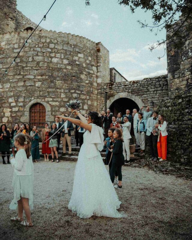 🇫🇷 Trop contents de pouvoir vous partager ces clichés de @hoopdesbois du fabuleux mariage de L&Y au @chateauderoussillon, un de nos premiers mariages de 2024 🤗 J’adore son style bohème et vintage, elle saisit la poésie de l’instant dans chaque image ✨
Toutes nos félicitations à L&Y, nous vous souhaitons plein de bonheur 💖

🇬🇧 Delighted to be able to share these beautiful shots by @hoopdesbois from one of our first weddings of 2024, L&Y’s special day at @chateauderoussillon 🤗 I love her vintage boho style, she really captures the poetry of the moment every time ✨
Huge congratulations to L&Y, wishing you a lifetime of happiness 💖

📸 @hoopdesbois
🏰 @chateauderoussillon
👰‍♀️ @louise.clech_ 
🤵‍♂️ @yann.clch
💇‍♀️ @lacasacolor46
💄 @cecile_beaute_cahors
🍽️ @saveursetemotions
💐 @ayanafloraldesign

.
.
.
.
.
.
.
.
#realwedding #photographemariage #photographecahors #hoopdesbois #chateau #château #frenchchateau #chateaulife #laviedechateau #castle #wedding #weddingvenue #mariage #lieudemariage #mariagedanslelot #semarierdanslelot #frenchwedding  #destinationwedding #destinationweddingfrance #destinationwedding2026 #frenchchateauwedding #getmarriedinfrance #getmarriedinacastle #lechateaudemesreves #lcdmr #lechateaudecharlieetjulien