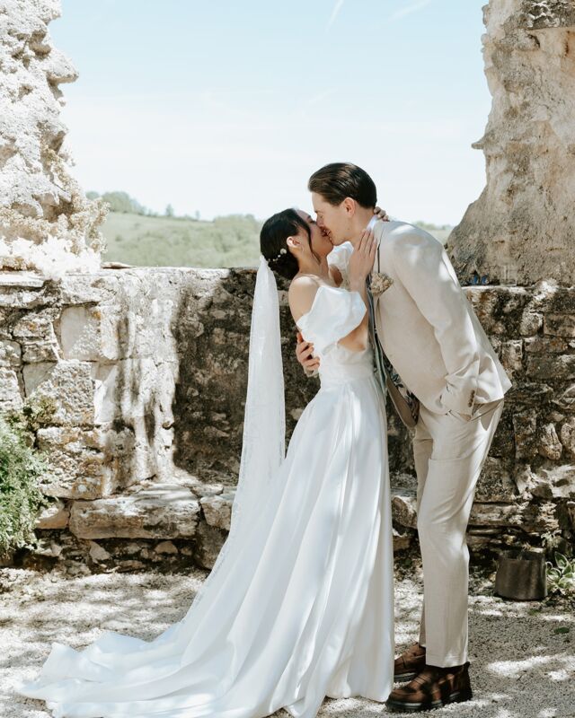 🇫🇷 Les images par @jjakphotographewedding du mariage de M&N en mai sont tellement canons! Et cette robe de dingue… 🤩🤩 Wowwww!
Félicitations encore à vous deux 🥂
Ici nous sommes en pleiiiiiine saison des mariages, on enchaîne même sur des mariages en semaine, et il fait chaud chaud chaud ☀️💍🎊🍾

🇬🇧 Loving these gorgeous shots by @jjakphotographewedding of M&N’s wedding back in May! And that dress… 🤩🤩 Wowwww!
Congratulations to the happy couple! 🍾
In the thick of the wedding season here, it is busy busy busy and hot hot hot!! ☀️💍🎊🥂

📸 @jjakphotographewedding
🏰 @chateauderoussillon
👰‍♀️ @margotngnrz 
💇‍♀️ @aquarelle.coiffure 
💄 @detoutebeautecahors46 
💐 @lechant_desfleurs 
🎥 @marinapaninafilms 
🎧 @nanalabgette 
💥 @tradconcept